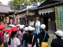 清瀧神社で宮司さんの話を聞いている写真