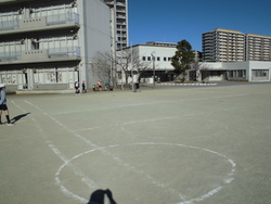 ボールを打とうとしている児童と円の写真