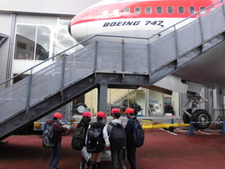 ボーイング747の大型模型を見ている写真