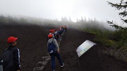 富士山五合目をハイキングしている写真