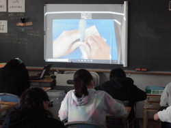 「彫刻刀の使い方」を講師の方にオンライン授業で教わっている写真