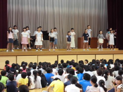 合唱部の児童が歌っている写真