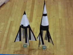 完成した2台のペットボトルロケット