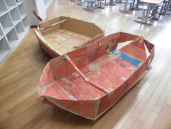 児童が製作したべか舟の写真