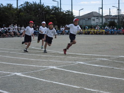 4年生の徒競走の写真
