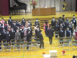 「別れの言葉」で、卒業生がメッセージを言うごとに、歌を歌う隊形に指導している写真