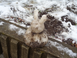 ウサギ型の雪だるま