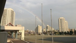 明海の街に虹がかかる