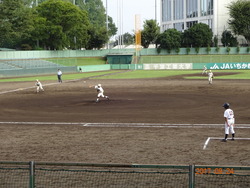 本校生徒が投手で投げている写真