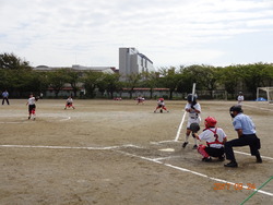 本校生徒がバッターボックスに入っている写真