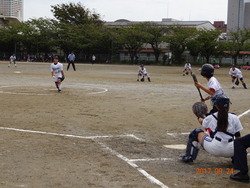 本校生徒が投手で投げている写真