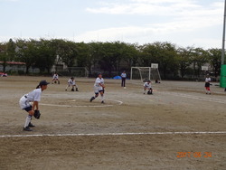 本校生徒が投手で投げている写真