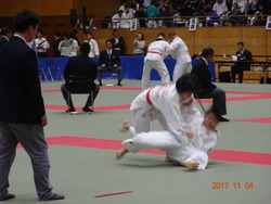 女子選手の試合中の写真