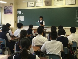 修学旅行の報告の様子