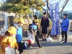 小学校でのあいさつ運動