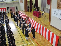 入学式：3年生から新入生への花束贈呈