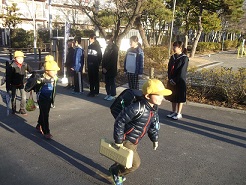 東小学校でのあいさつの様子