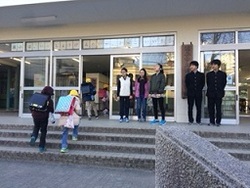 浦安小学校でのあいさつ運動の様子