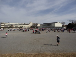 縄がない所で、先生も思わずジャンプ。