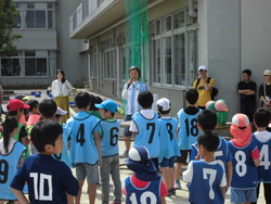 おやじの会の会長があいさつをしている写真