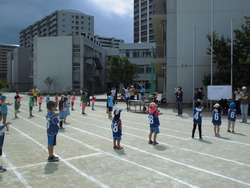 準備運動のラジオ体操をしている写真