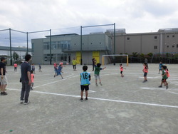子どもたち同士でドッジボールをしている写真