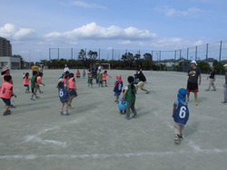 おやじチームと対戦している子どもたち