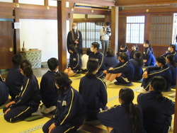 ご住職がお話しされている写真