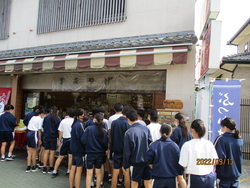 おみやげ屋でおみやげを見ている写真