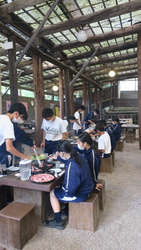 昼食のバーベキューをしている写真