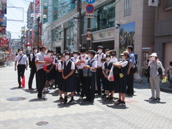 道頓堀をこれから見学しようとしている写真