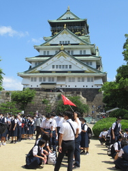 グループごとに大阪城を見学し、集合している写真