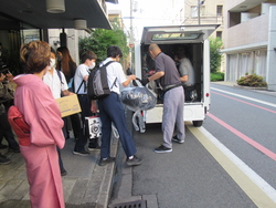 旅館の入り口で、自宅に送る荷物を預けている写真