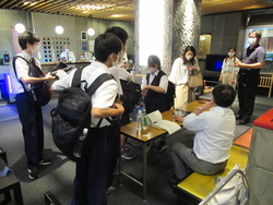 旅館のロビーで到着の報告をしている写真