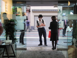 旅館の入り口でビニール袋を受け取った写真