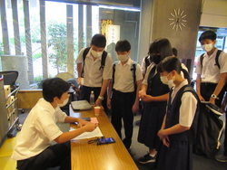 宿泊先の旅館のロビーで到着の報告をしている写真