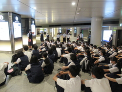 東京駅動輪の広場で出発式を行っている写真