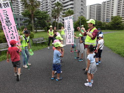 途中の公園で「助けてー」と大きな声で叫ぶ練習をしている写真