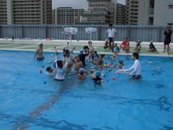 玉入れをしている写真
