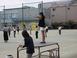 代表の児童が朝礼台の上で模範の体操をしている写真