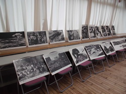 広島・長崎に落とされた原子爆弾の悲惨さを表したパネルを展示している写真