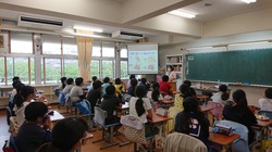 薬物の恐ろしさを学ぶ6年生。