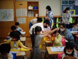 写真：プレゼント渡し