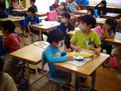 写真：プレゼント渡し