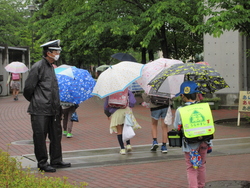 写真：雨の登校
