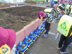 水遣りをする1年生