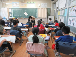 教室で学習する児童