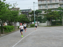 長距離走の練習をする児童