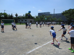 2,4,6年生のボールパスラリー集会が青空の下、開催されました。