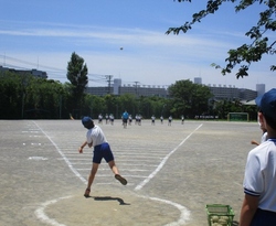 校庭では、ソフトボール投げに取り組みました。
